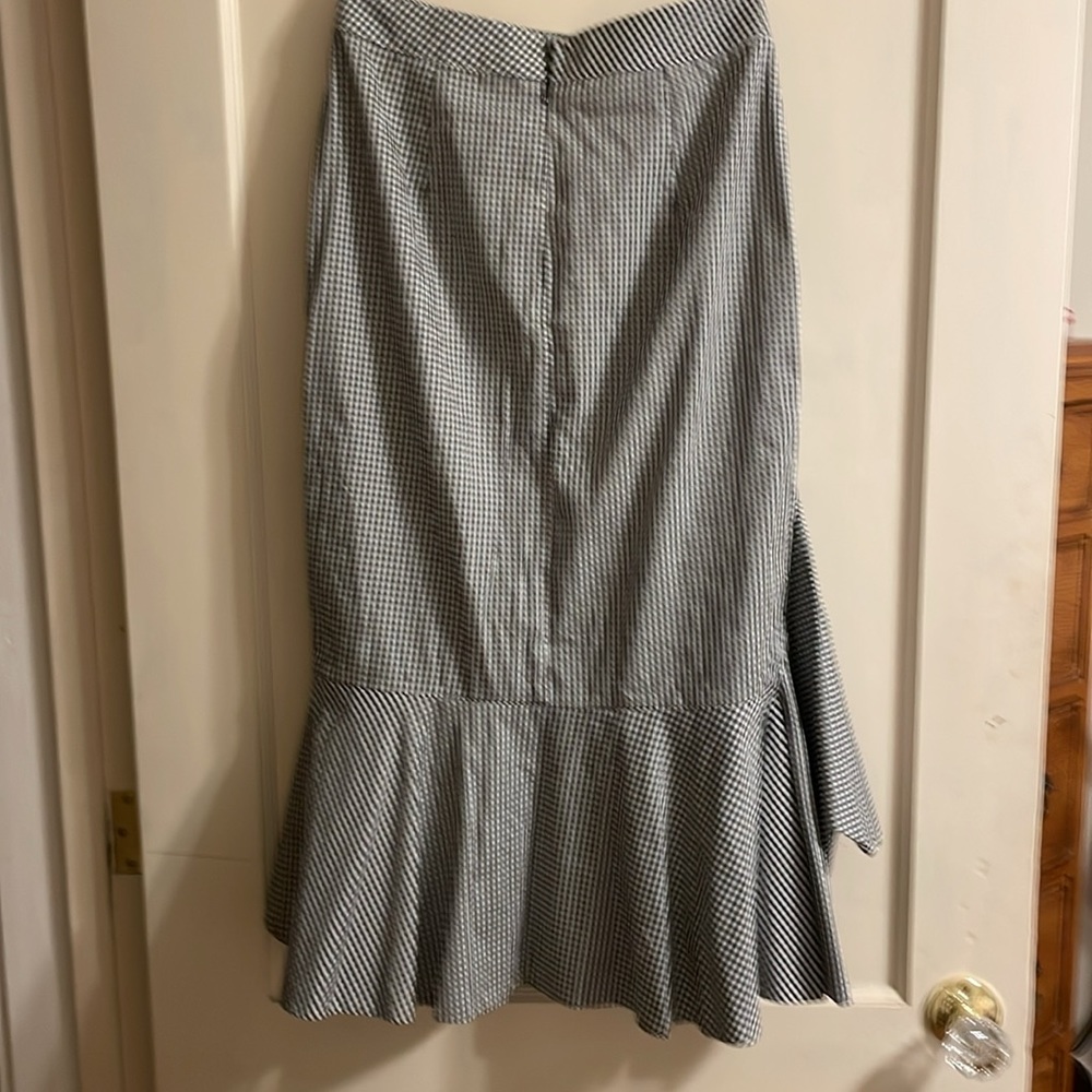Mid length skirt. Lined . Ruffled . - Picture 4 of 4